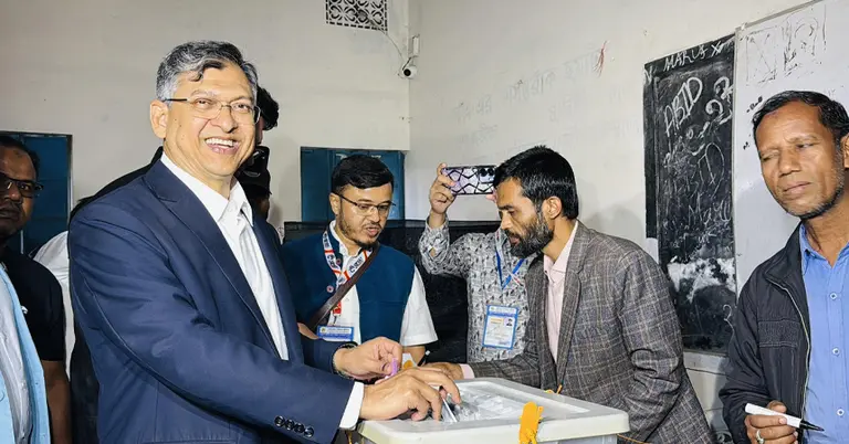 ভোট দিচ্ছেন সালাহউদ্দিন আহমেদ